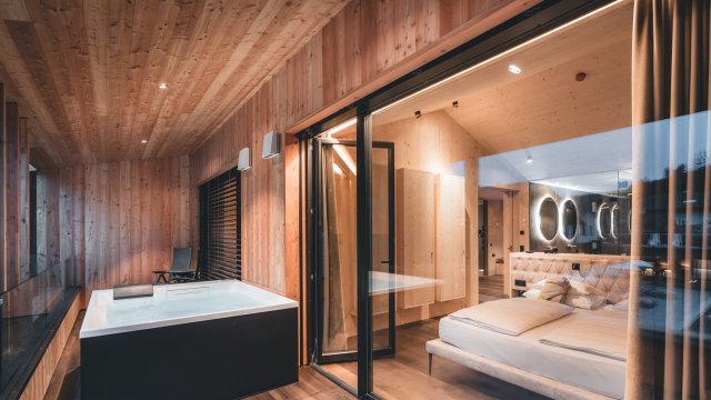 Luxury Spa Suite (1/3)