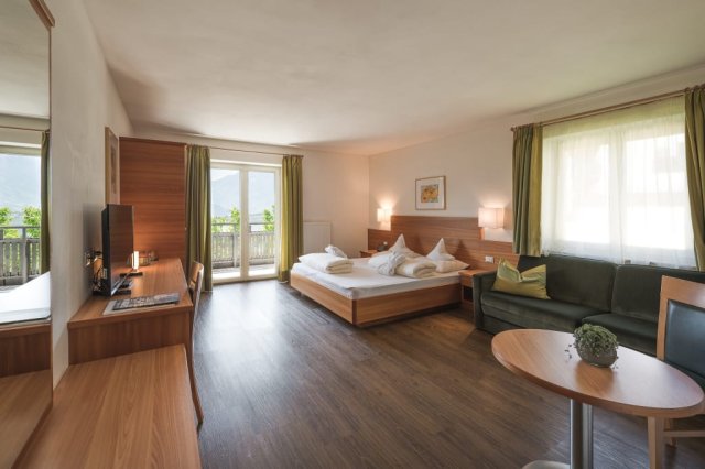 Double Room with south-west balcony in side wing (1/3)