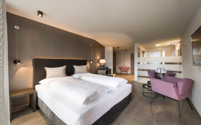 Double Room with south-west balcony (1/3)
